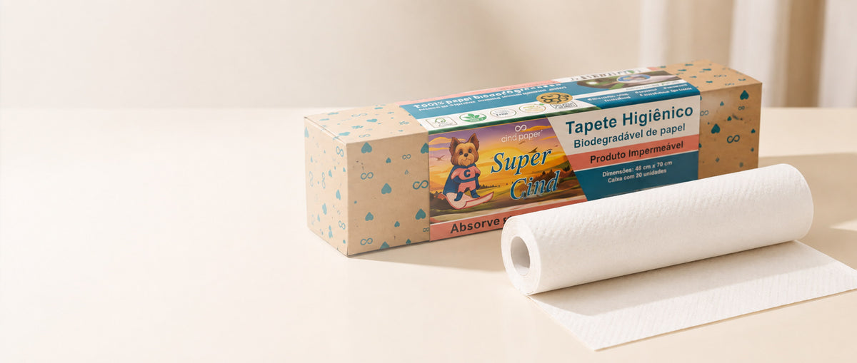 Tapete de papel CindPaper aberto no chão, absorvendo o líquido