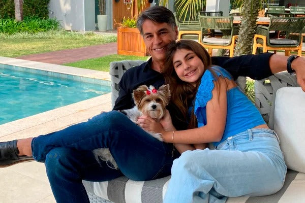 Gustavo Ferreira com a filha Helena e a cachorrinha Biewer Terrier