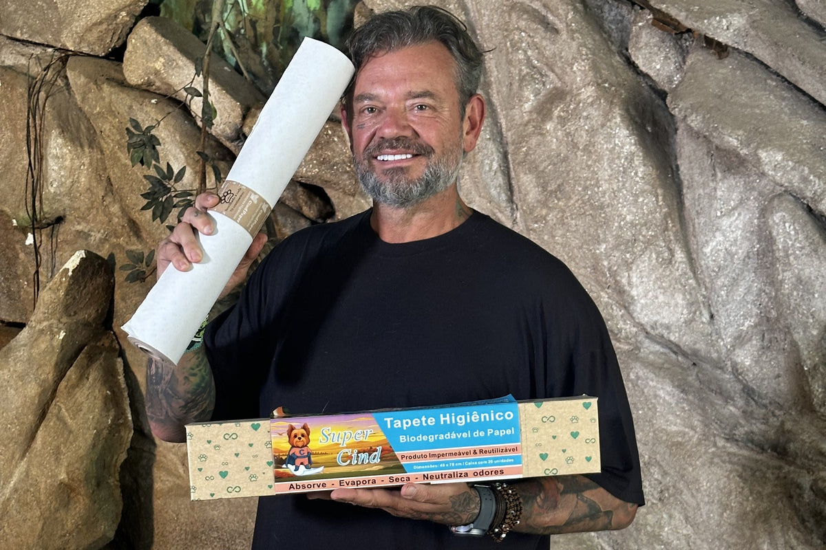 Richard Rasmussen segurando o rolo de 48 cm e a caixa do tapete CindPaper