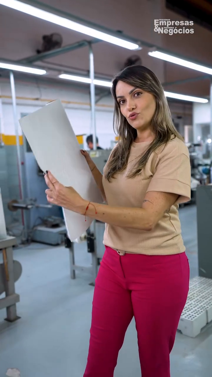 Gustavo, fundador da CindPaper, na reportagem do PEGN, com a caixa CindPaper